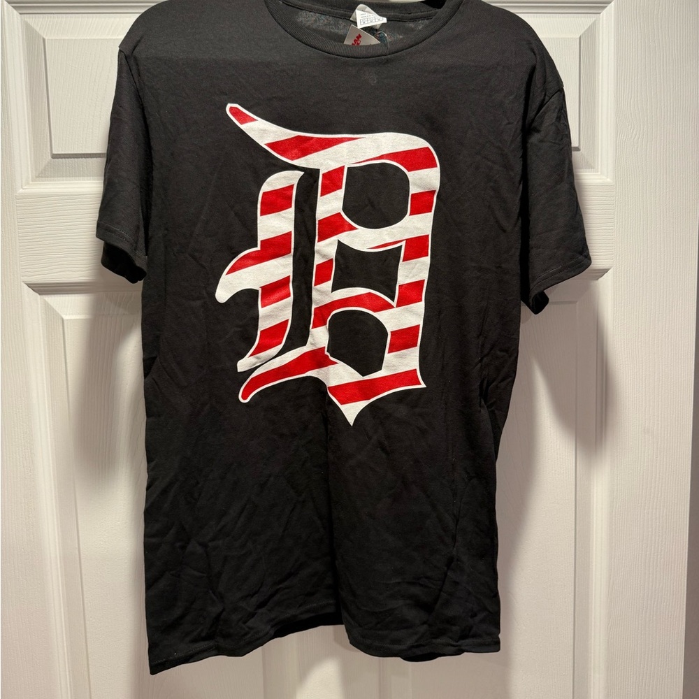 Detroit Lions Black Graphic T-Shirt with peppermint stripe Design, new with tag